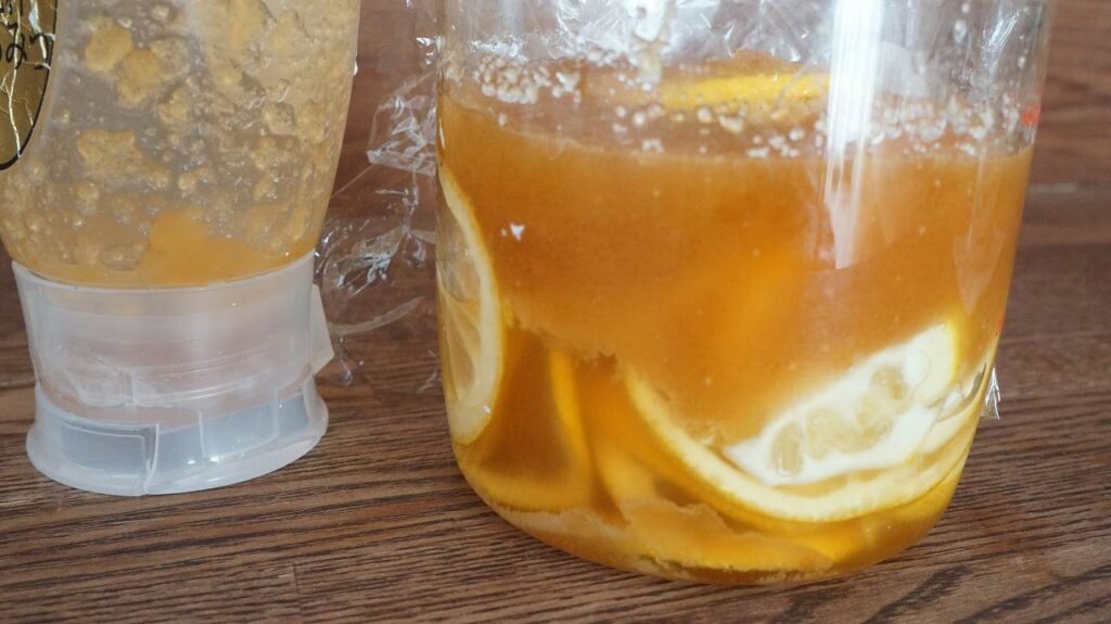レモンから出た水分でハチミツの結晶化が緩む